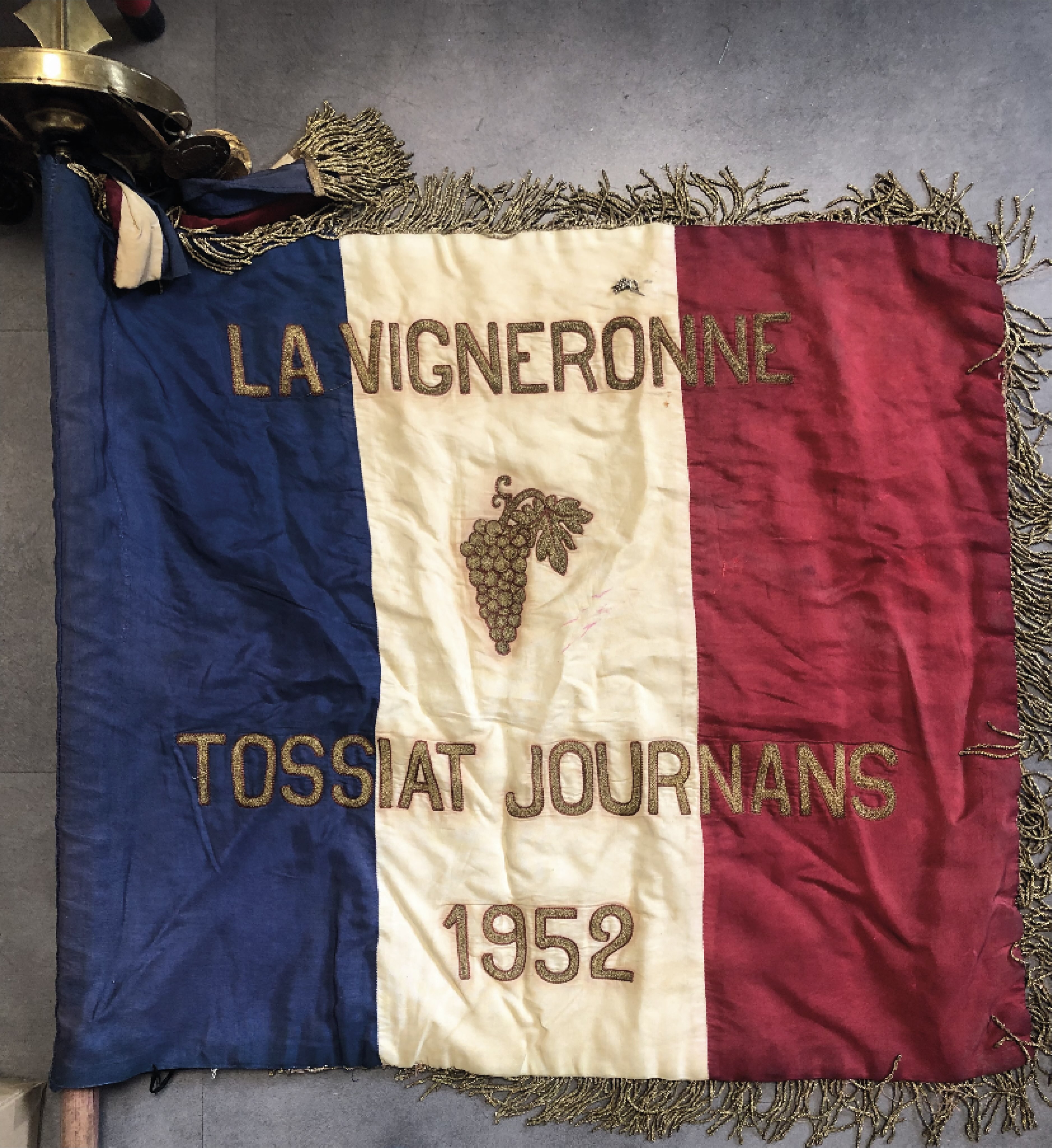 ✨ Quand le passé rencontre notre savoir-faire ✨ Retour en 1952 avec ce drapeau de…