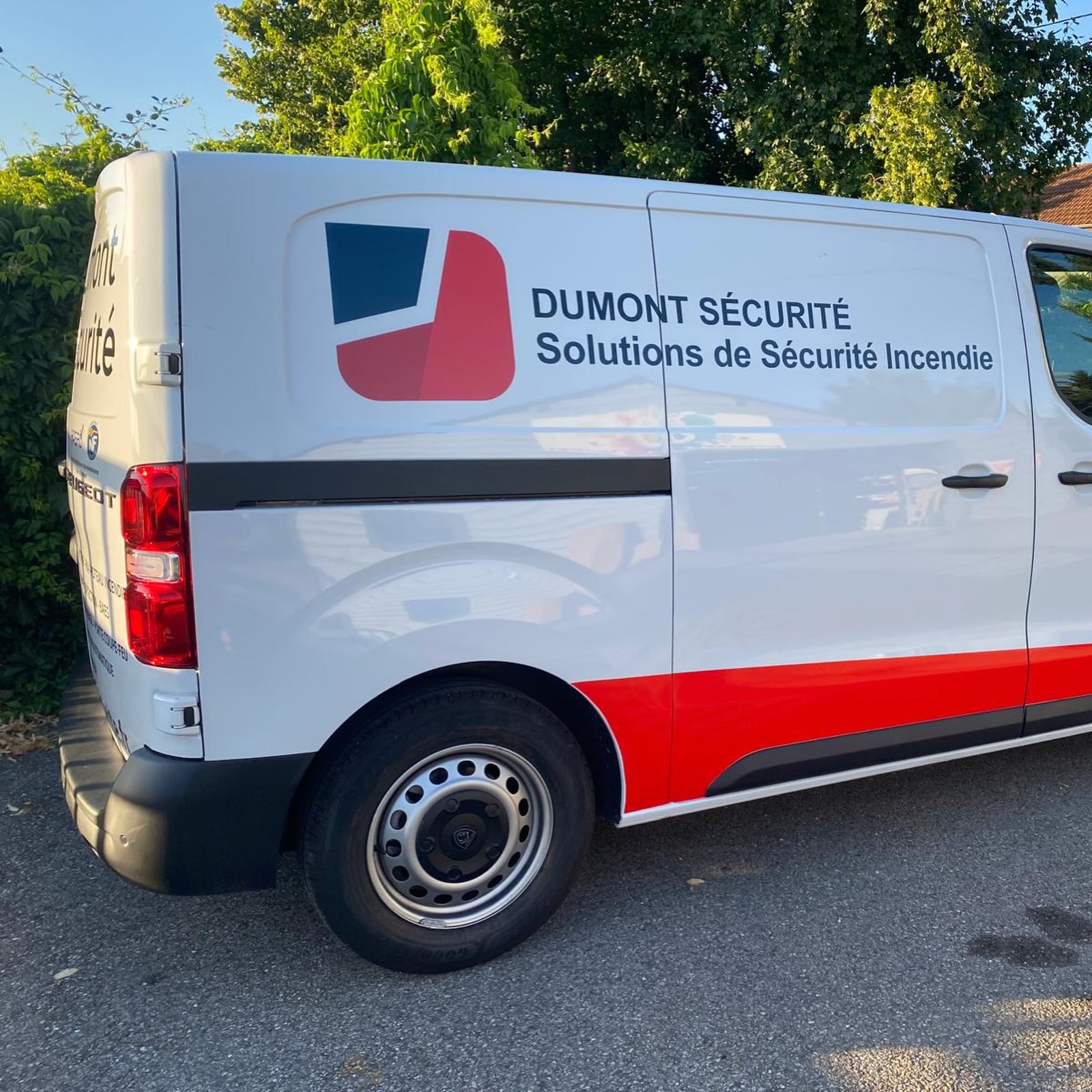 🚐✨ Une nouvelle réalisation pour notre client Dumont Sécurité ! C’est toujours un plaisir de…
